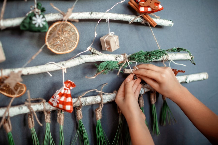 Comment fixer une branche d'arbre au mur ?