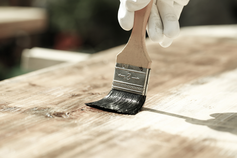 Composition et utilisation d'un décapant chimique pour bois