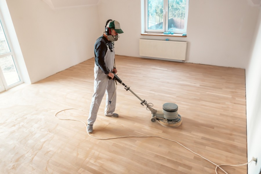 Poncer parquet massif : nos conseils pour un bon résultat