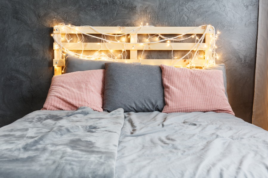 himmelen-Créer un lit en palette de bois avec lumière comme un pro