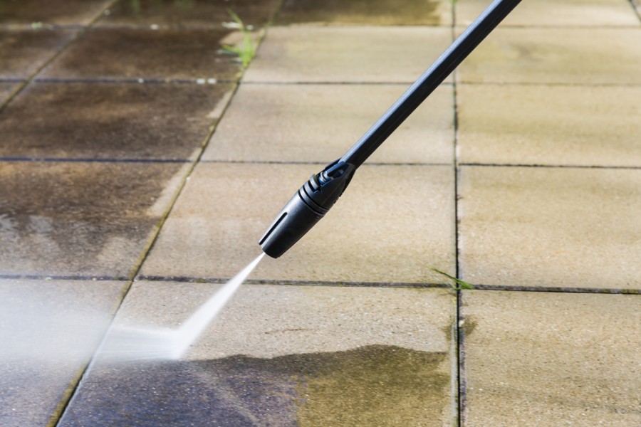 Entretenir sa terrasse : comment faire le nettoyage du carrelage exterieur