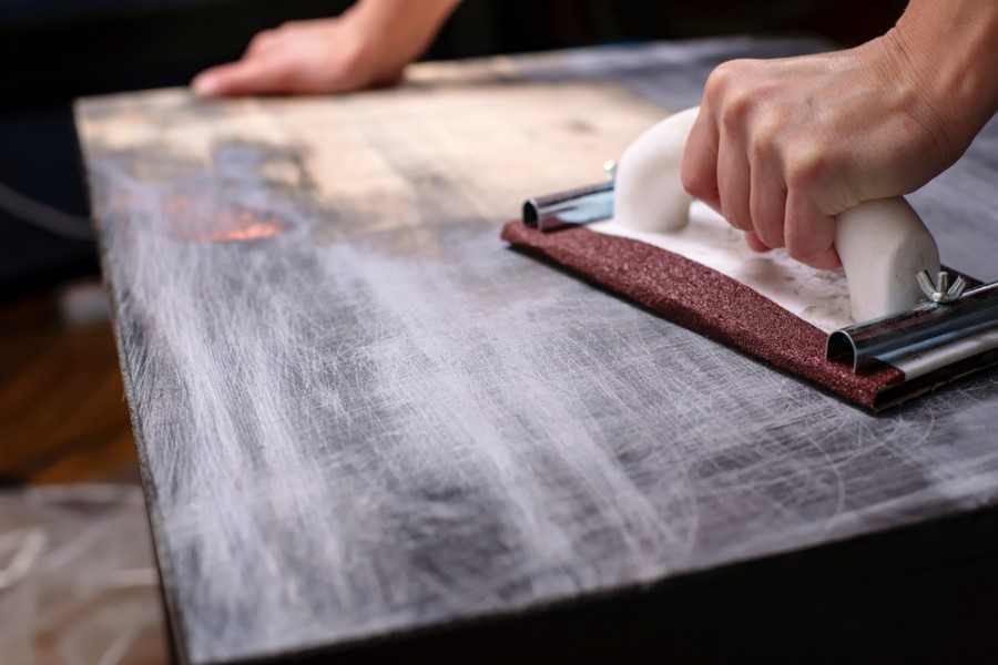 Comment bien poncer une table en bois pour un résultat impeccable ?