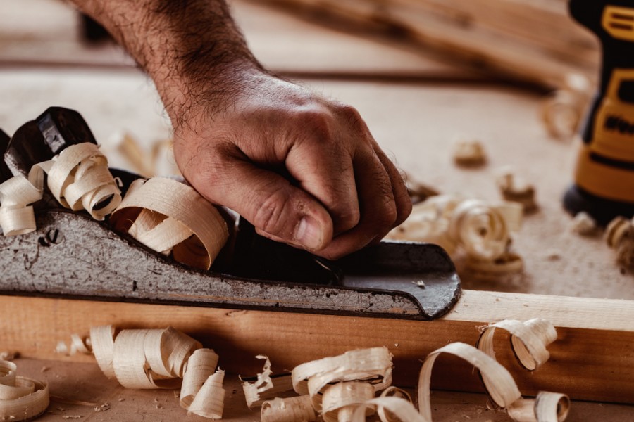 Quelles sont les étapes à suivre pour découper un plan de travail en bois ?