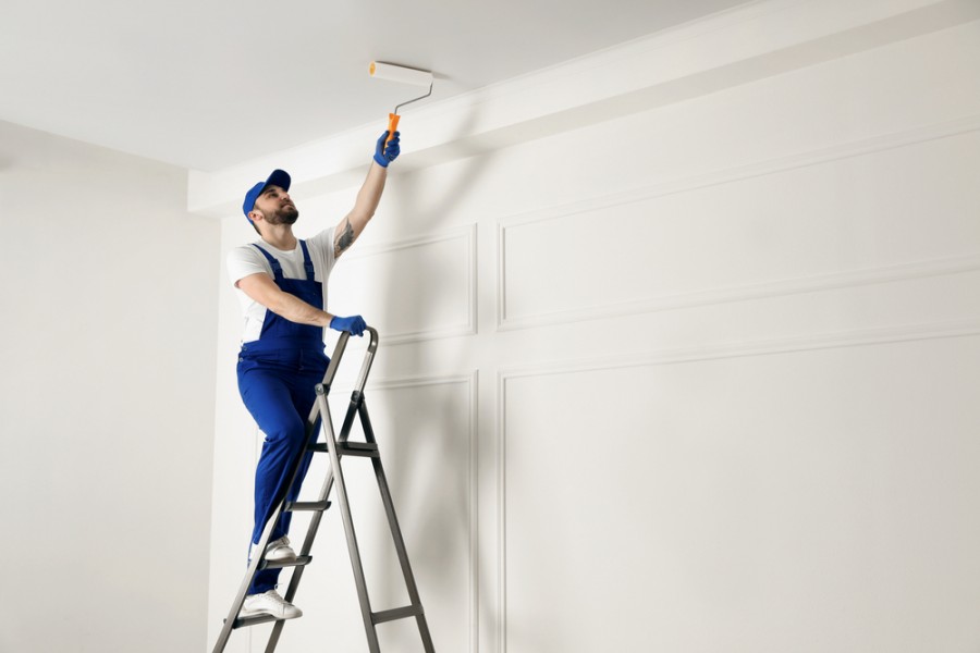 Quels outils utiliser pour peindre un plafond sans traces ?
