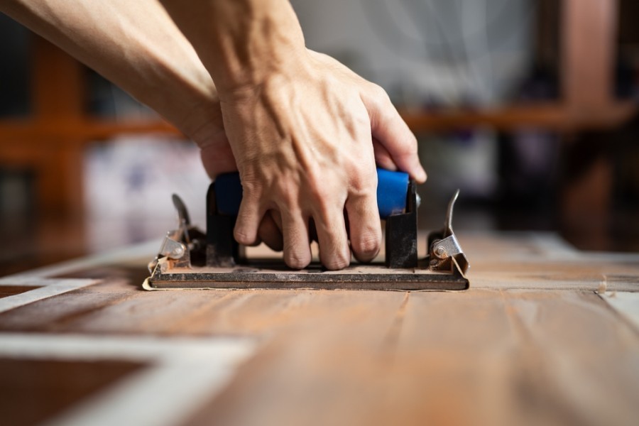 Quels outils utiliser pour poncer un parquet à la main ?