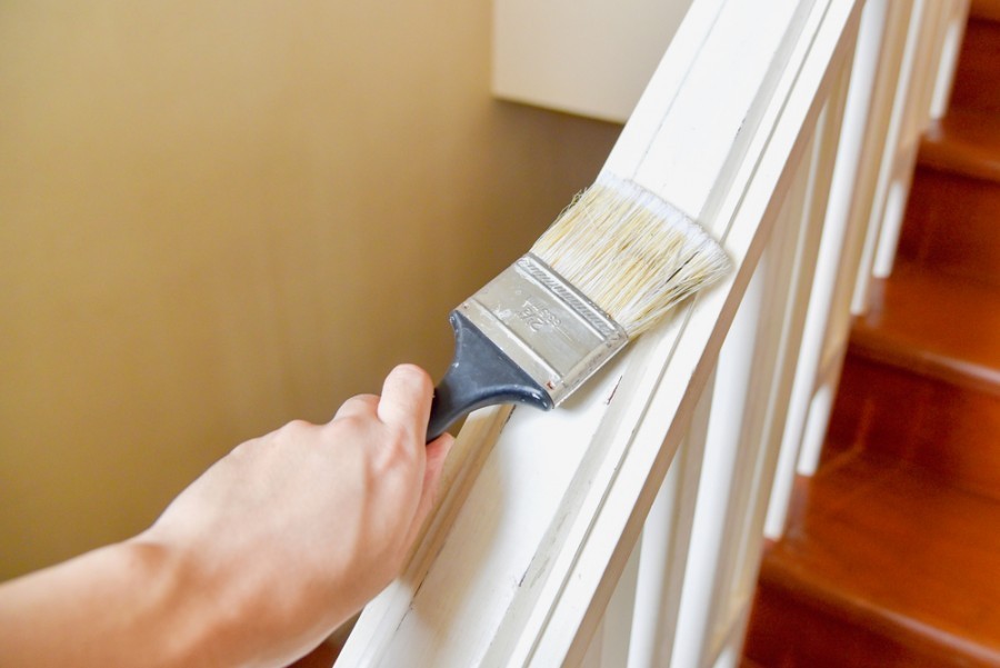 Quels sont les meilleurs conseils pour rajeunir un escalier en bois avec de la peinture ?