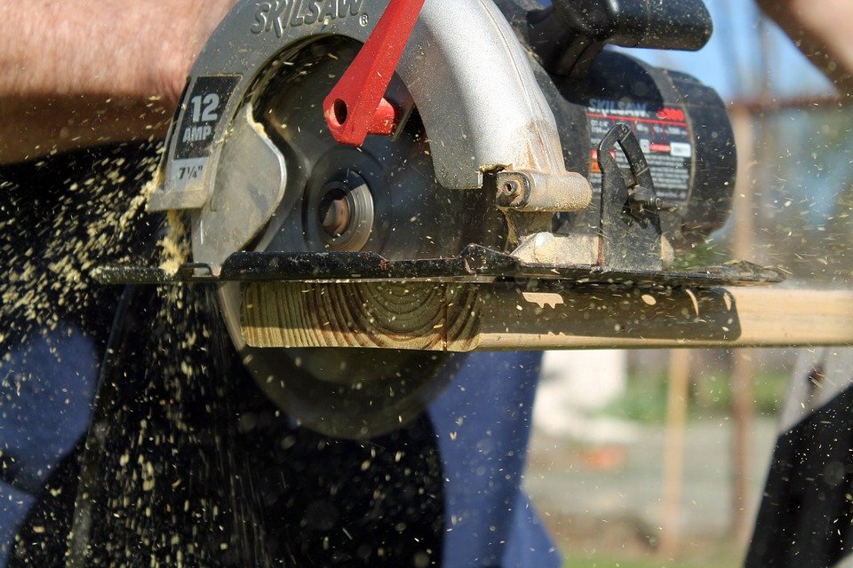 himmelen-Scie circulaire : la machine de coupe puissante que tout grand bricoleur doit posséder !